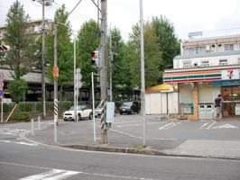 3.降りたらすぐ向かいにセブンイレブンが見えます。そちらのほうに進んでください。