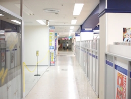 6.入ってすぐのエスカレーターに乗って頂きまして、そのまま本屋さんの角を曲がって下さい。